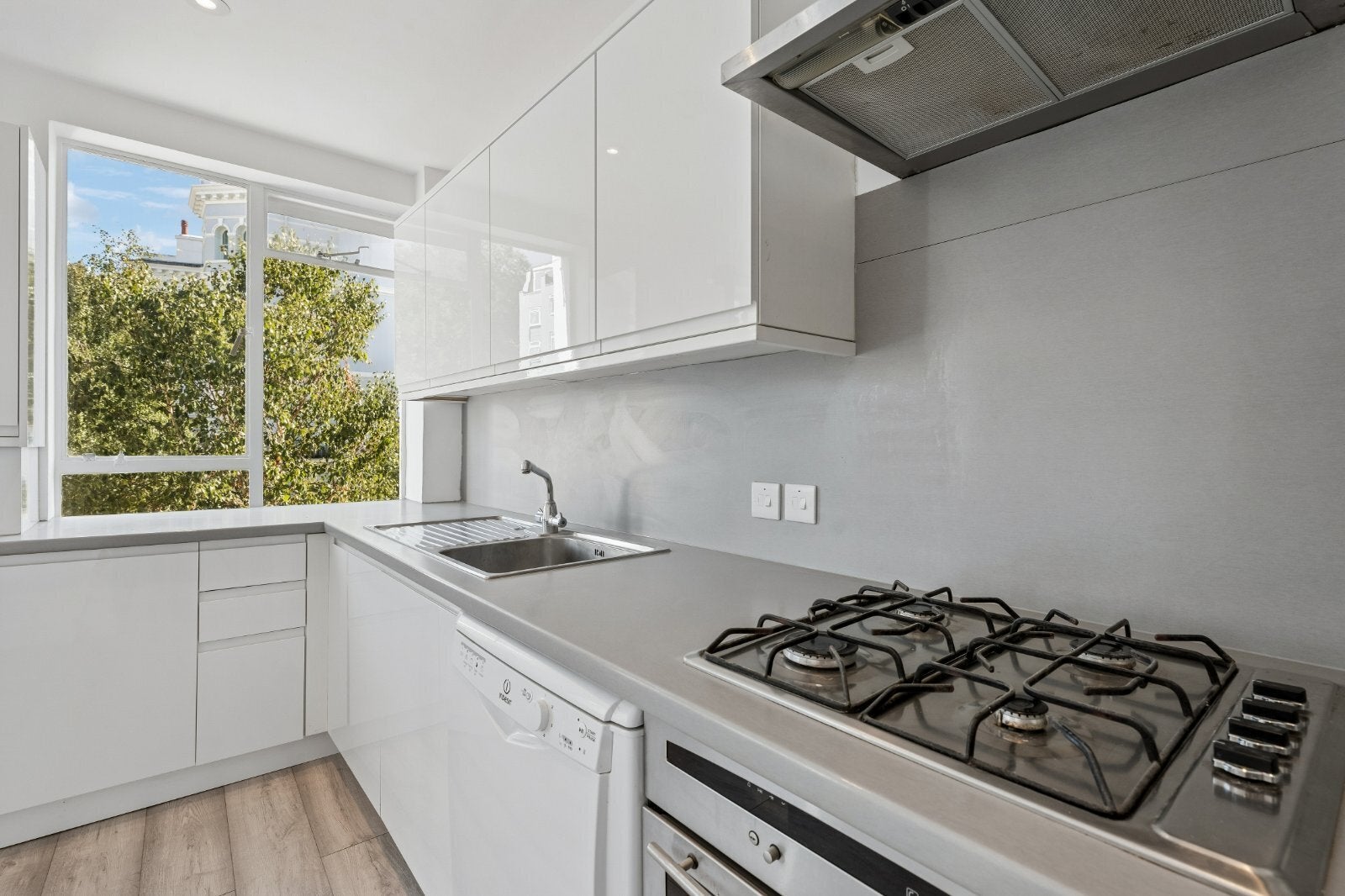 Flat Lansdowne Road in Greater London