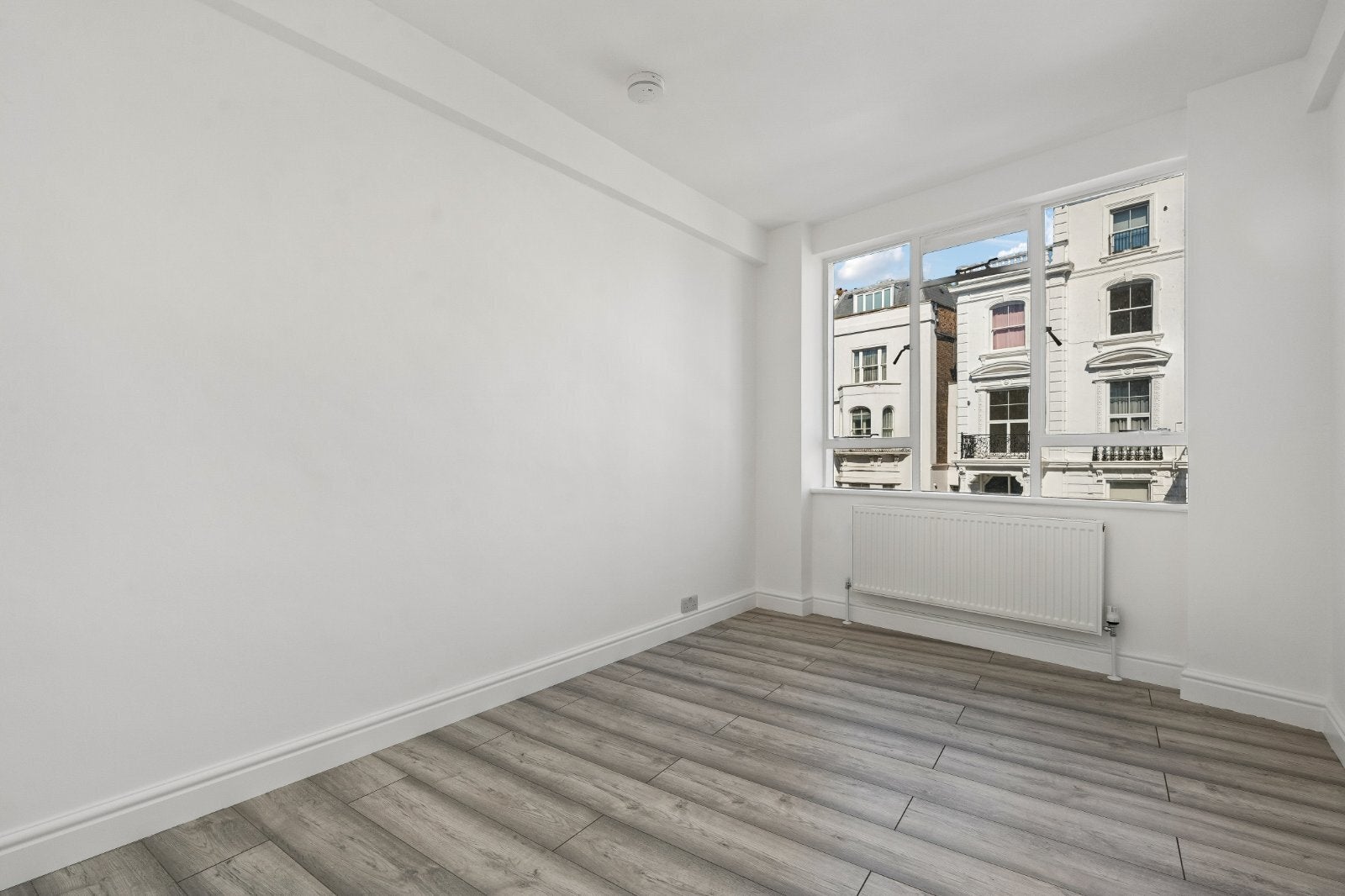 Flat Lansdowne Road in Greater London