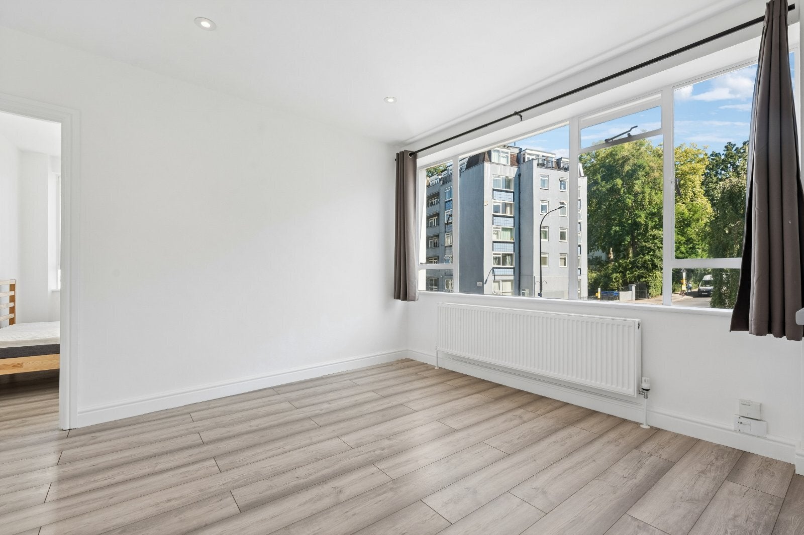 Flat Lansdowne Road in Greater London