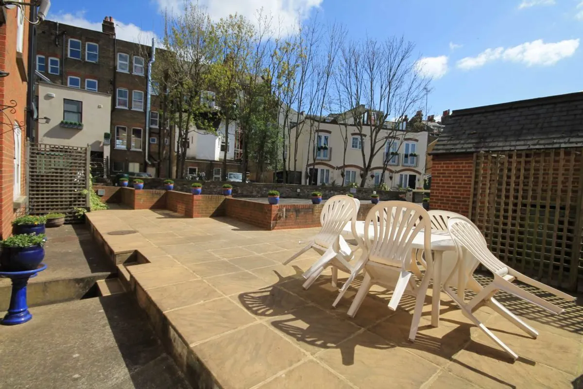 Flat Amyand Park Road in Greater London