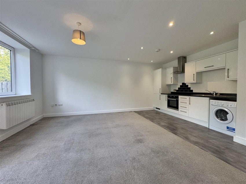 Flat Aviator Court in York