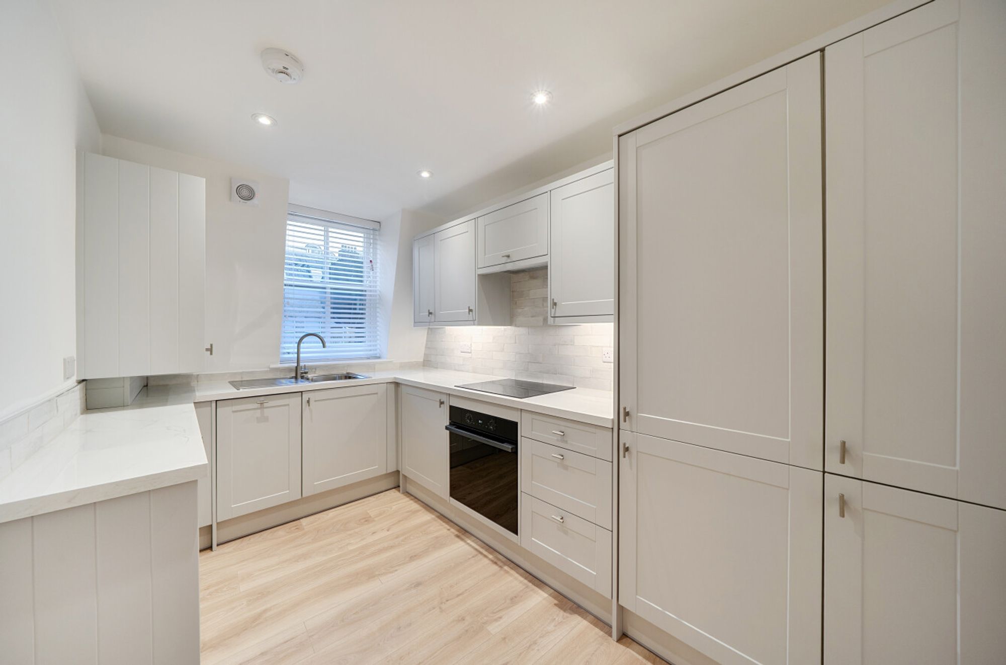 Flat Kensington High Street in Greater London