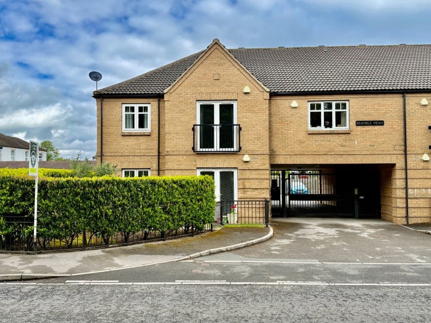 Flat Shadwell Lane in Leeds