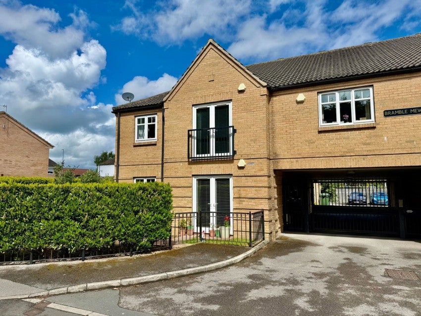 Flat Shadwell Lane in Leeds
