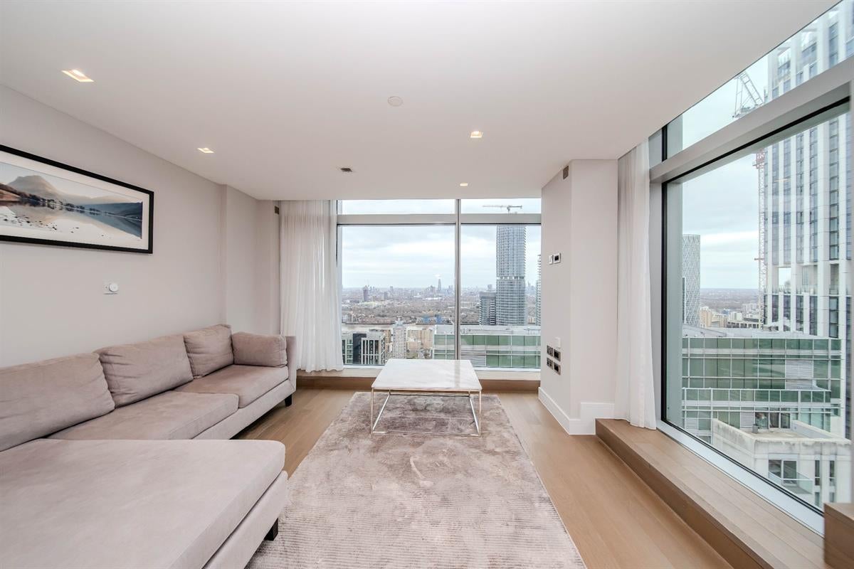 Flat Pan Peninsula Square in Greater London