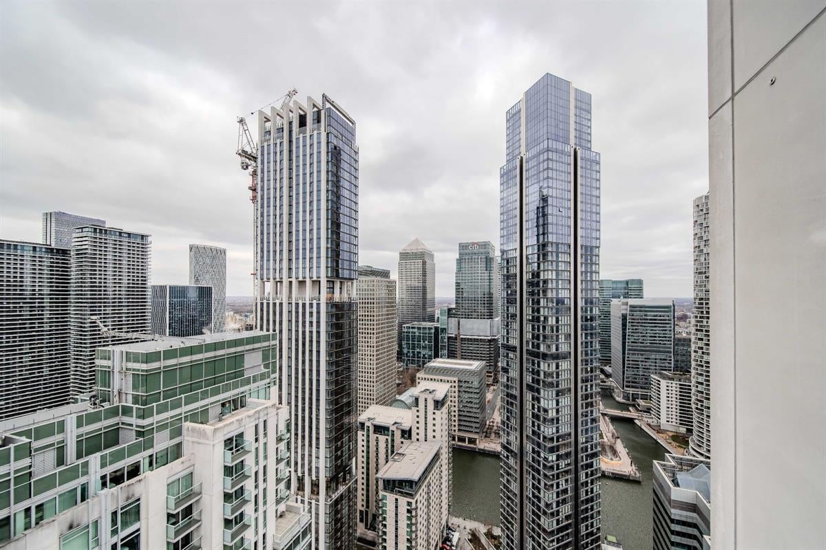 Flat Pan Peninsula Square in Greater London
