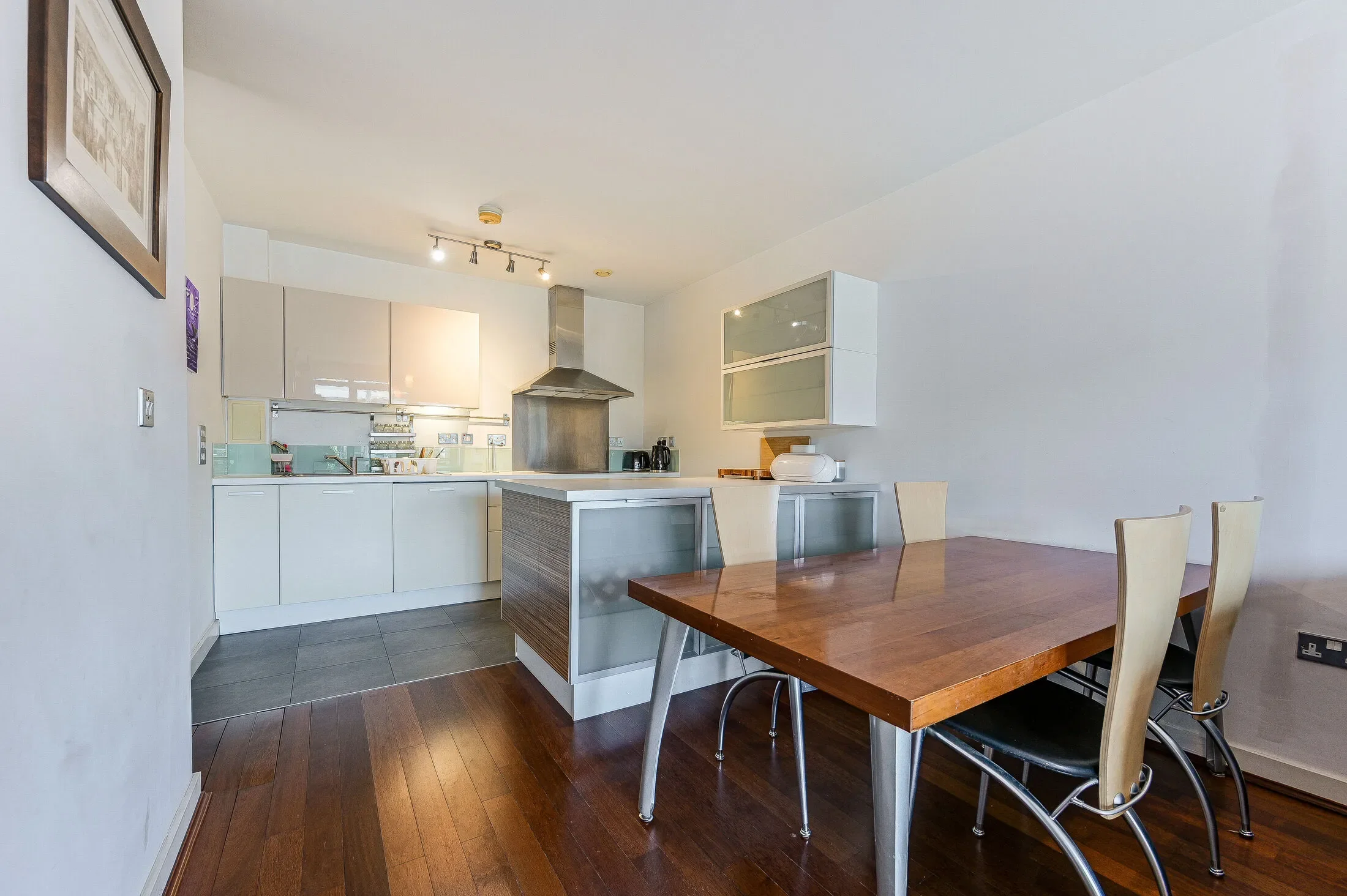 Flat Park Mews in Greater London