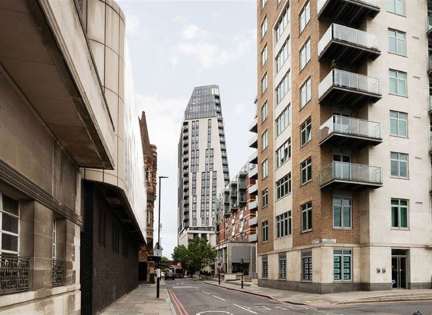 Flat Black Prince Road in Greater London