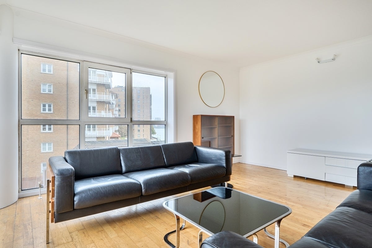 Flat Durand's Wharf in Greater London