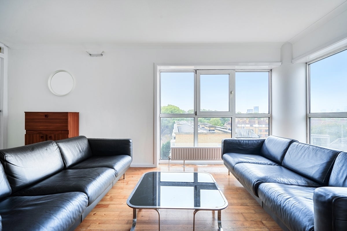 Flat Durand's Wharf in Greater London