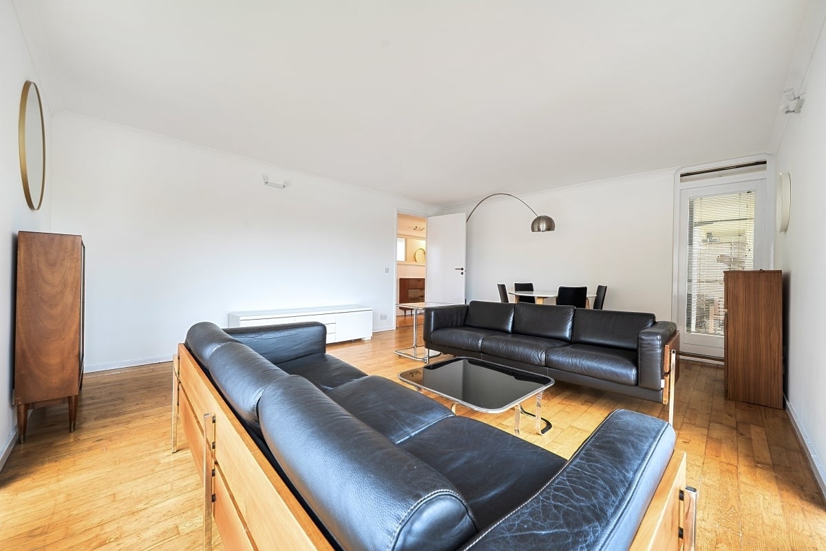 Flat Durand's Wharf in Greater London