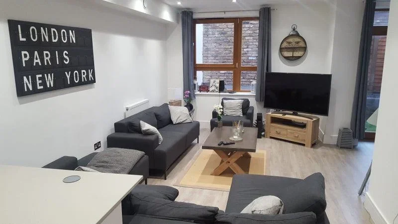 Room Friendly Street in Greater London