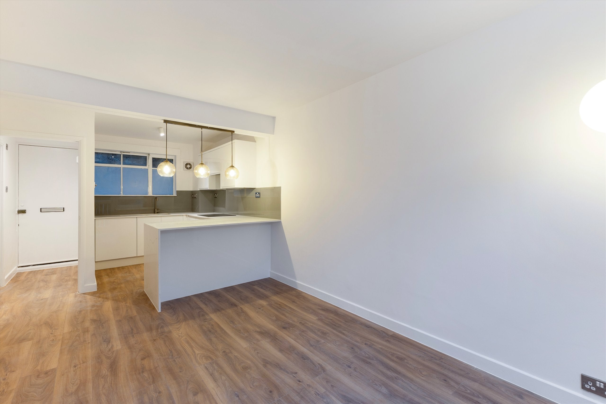 Flat Rockley Road in Greater London