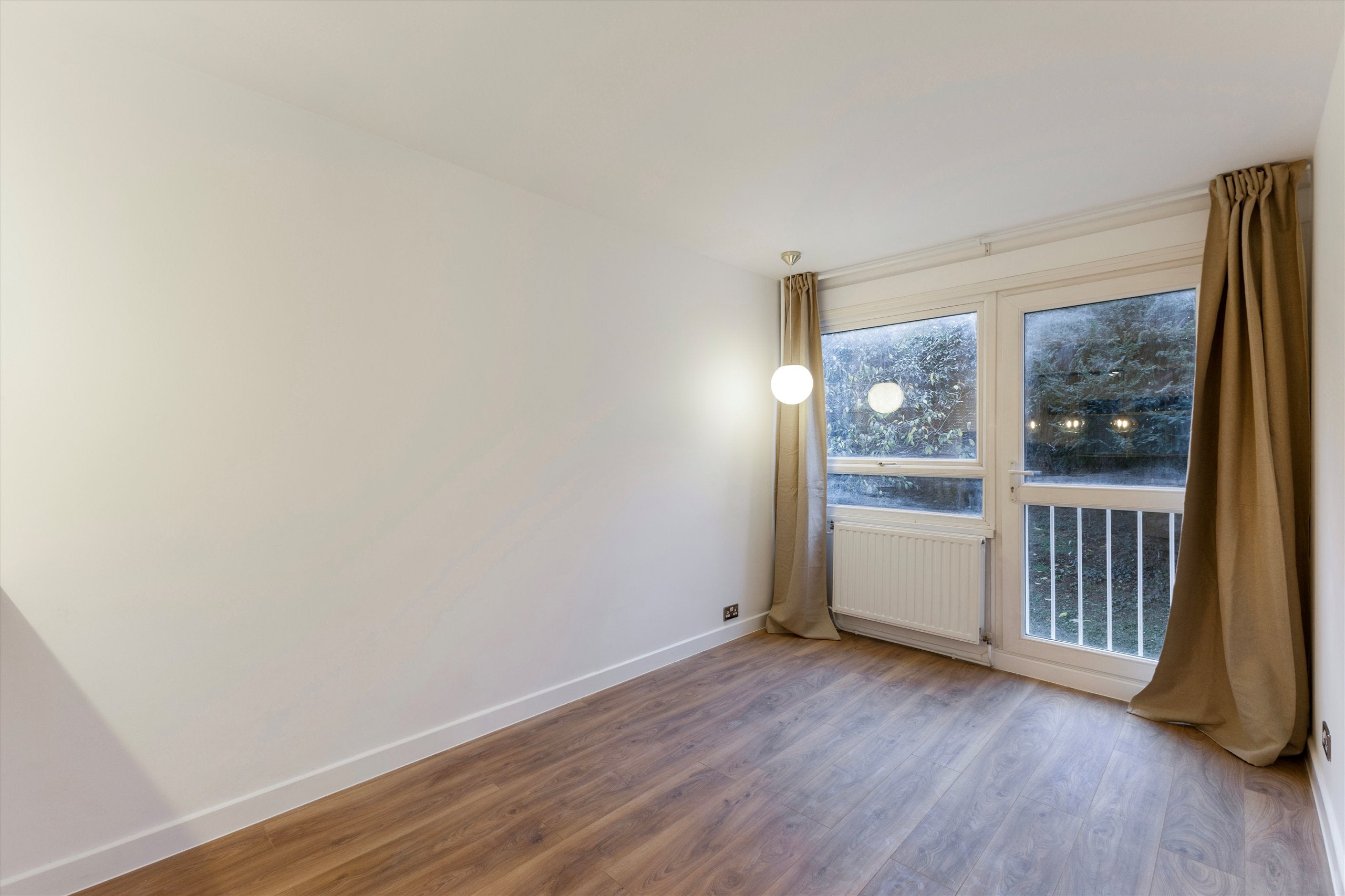 Flat Rockley Road in Greater London