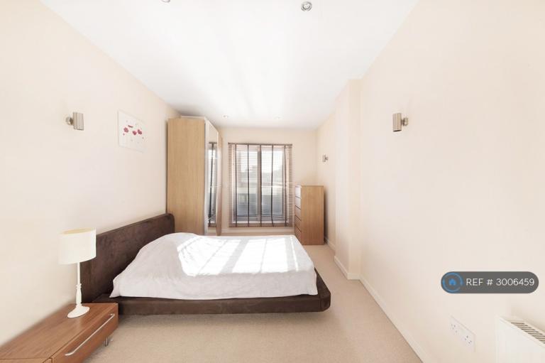 Flat Enfield Road in Greater London