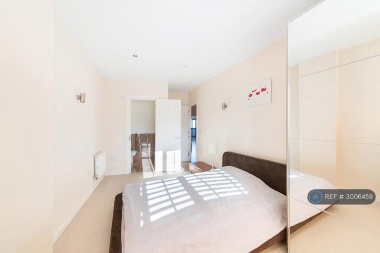 Flat Enfield Road in Greater London