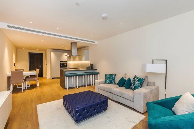 Flat Moat Street in Greater London