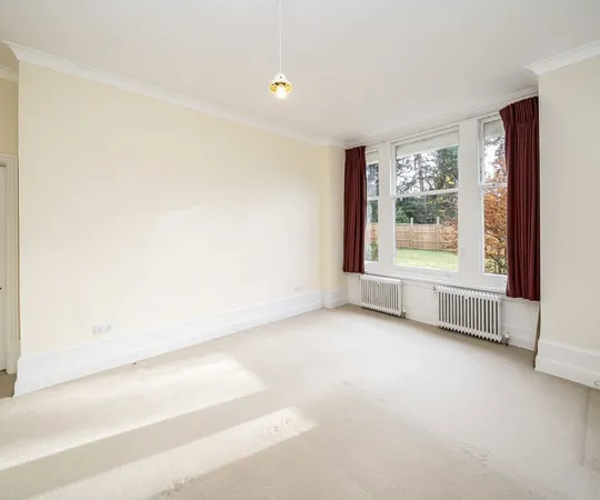 Flat Queens Road in Elmbridge
