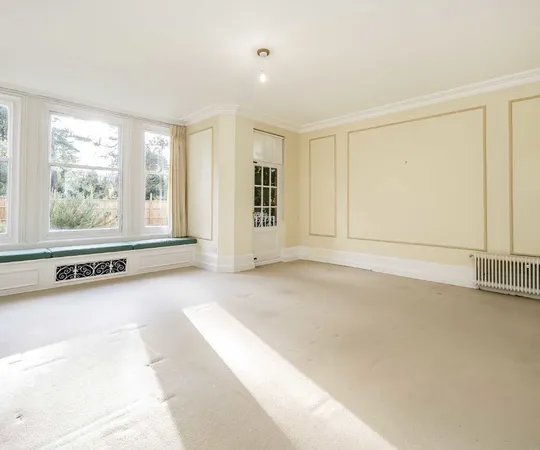 Flat Queens Road in Elmbridge