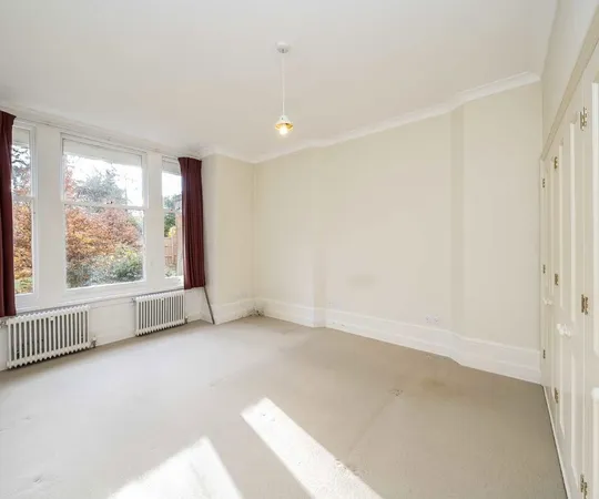 Flat Queens Road in Elmbridge