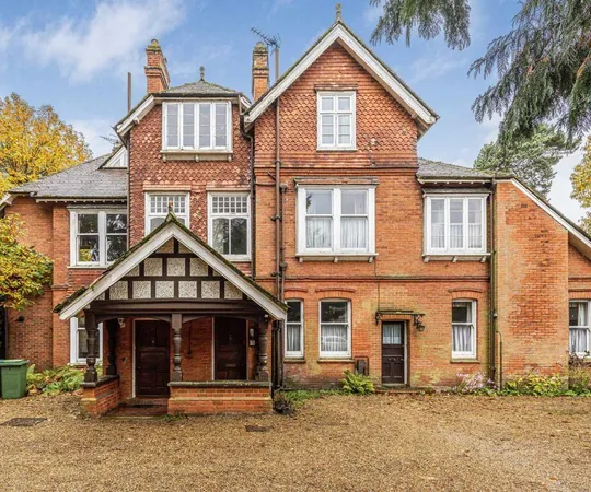 Flat Queens Road in Elmbridge