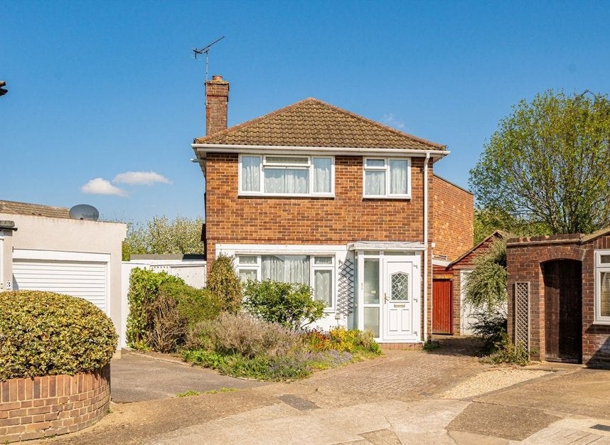 House Newhaven Crescent in Borough of Spelthorne