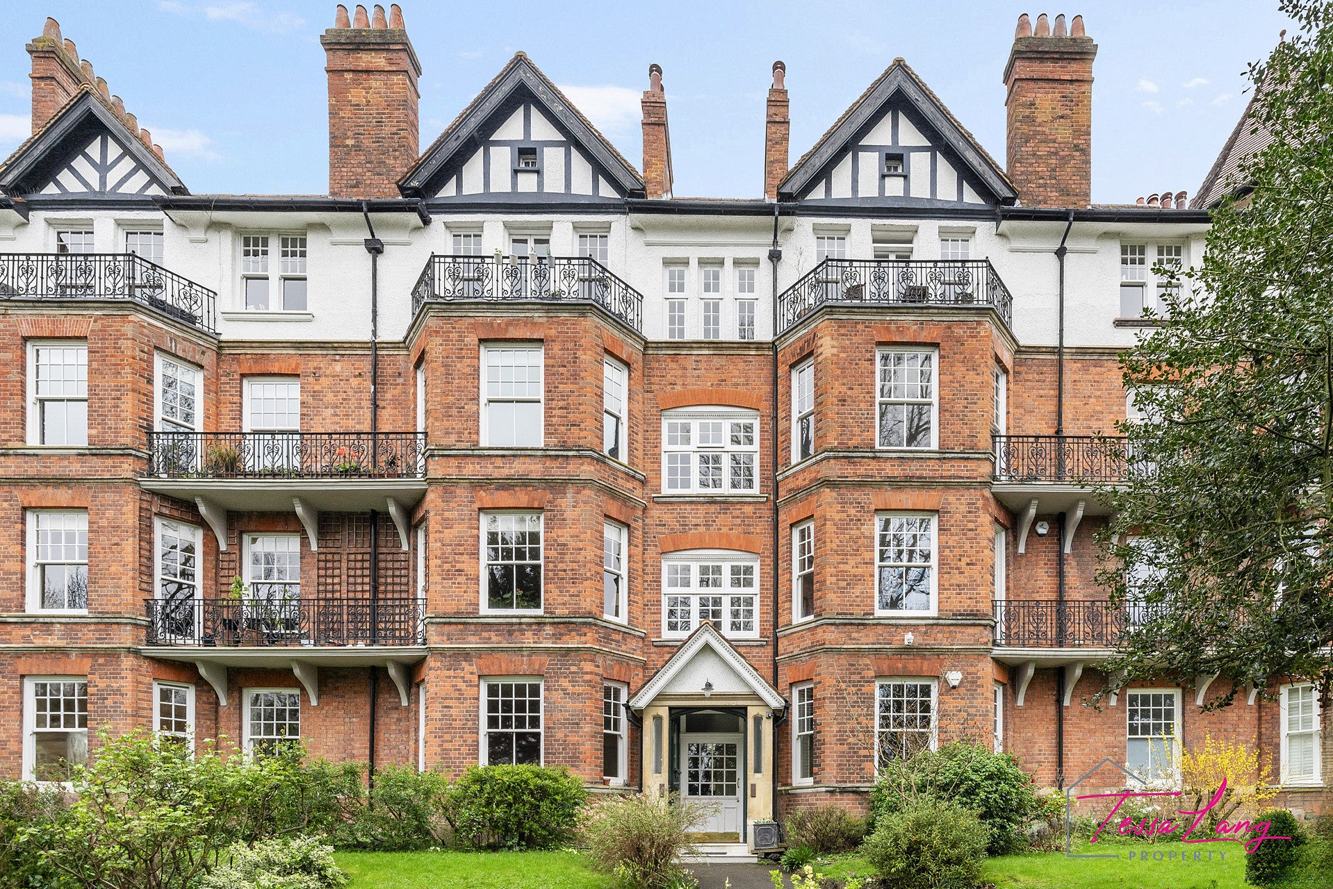 Flat Brookfield in Greater London