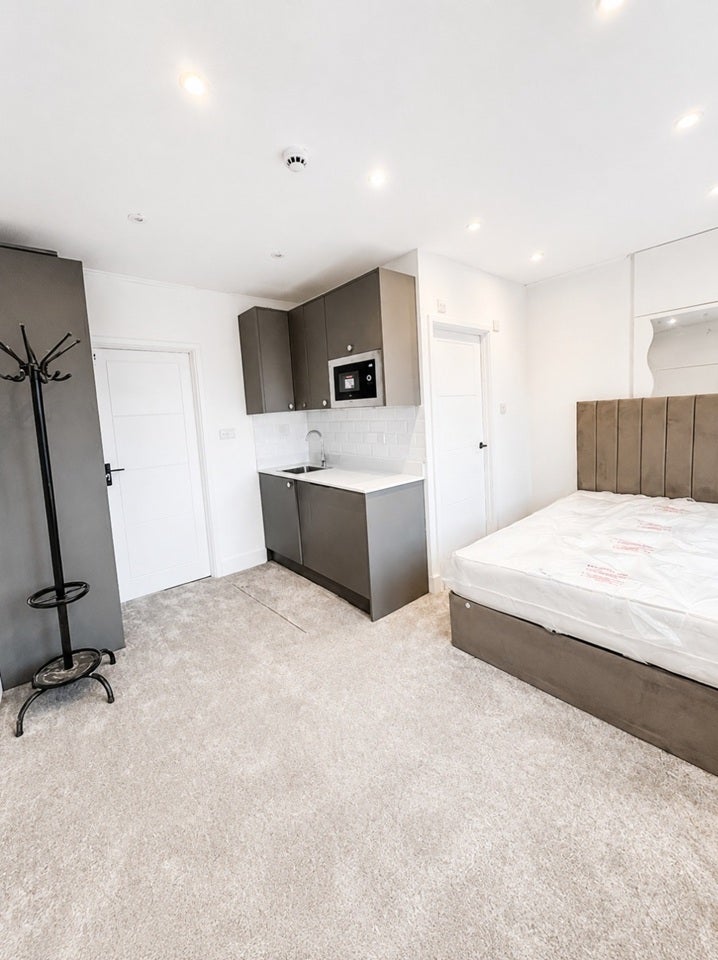 Flat Wandsworth High Street in Greater London