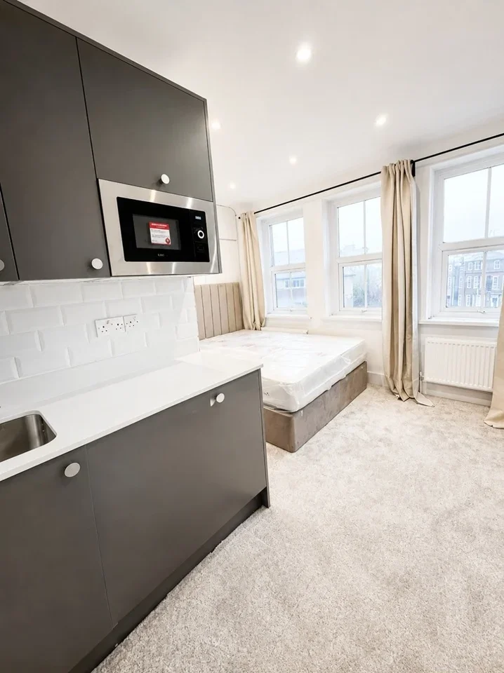 Flat Wandsworth High Street in Greater London