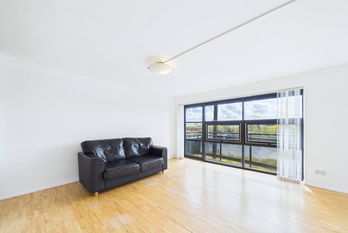 Flat Clyde Street in Glasgow