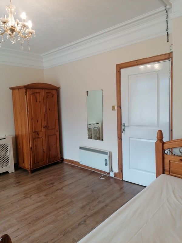 Room East Main Street in Broxburn