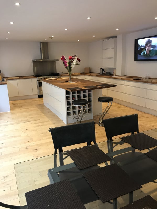 Room Lackford Road in Reigate and Banstead