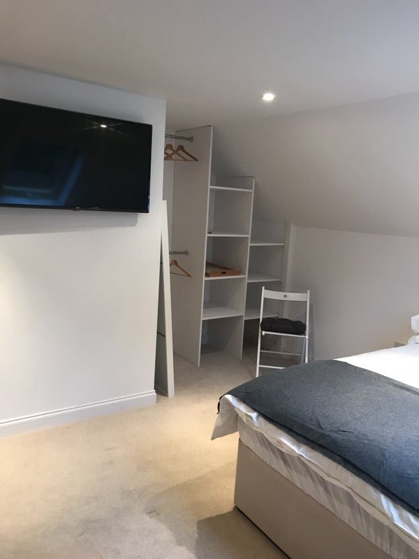 Room Lackford Road in Reigate and Banstead
