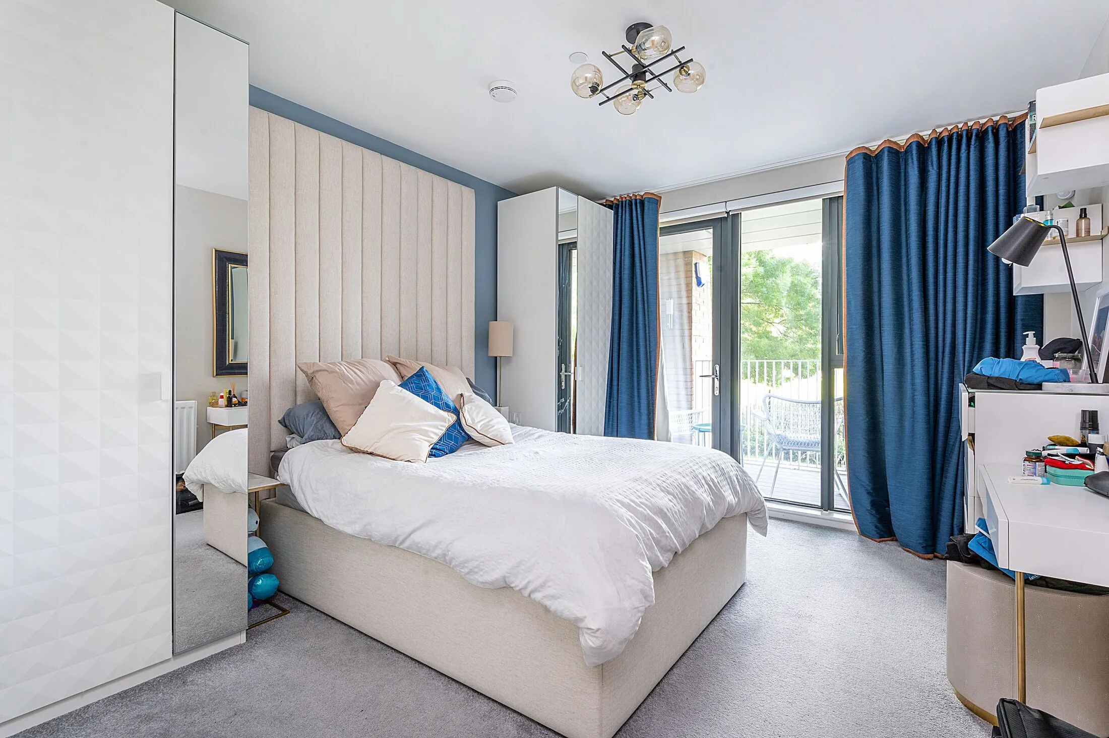 Flat Lakeside Drive in Greater London