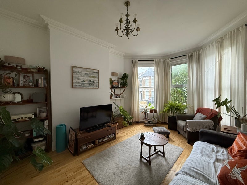 Room Duckett Road in Greater London