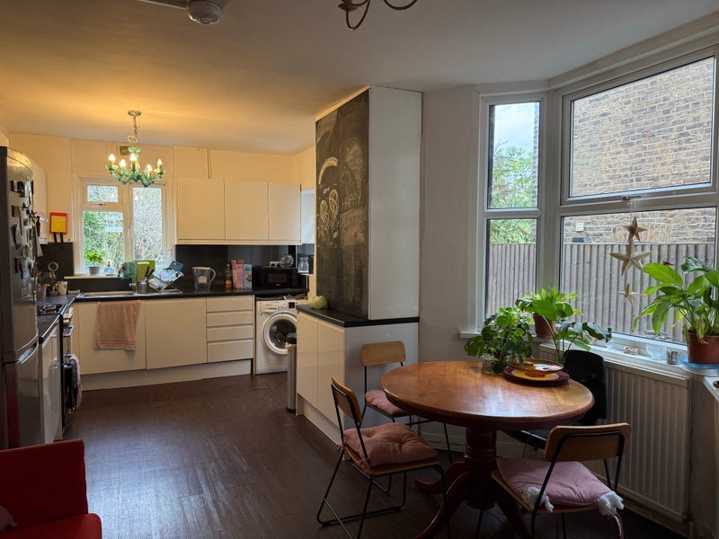 Room Duckett Road in Greater London