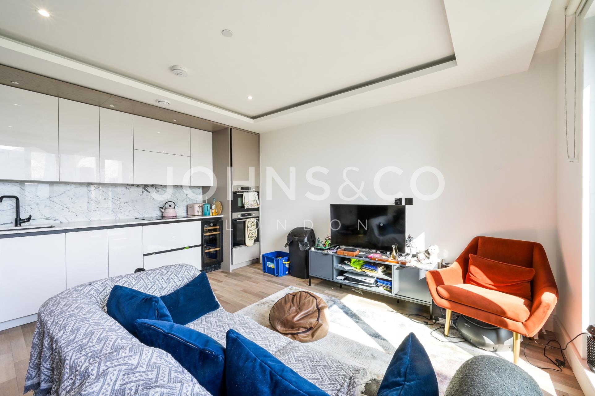 Flat Sawyer Street in Greater London