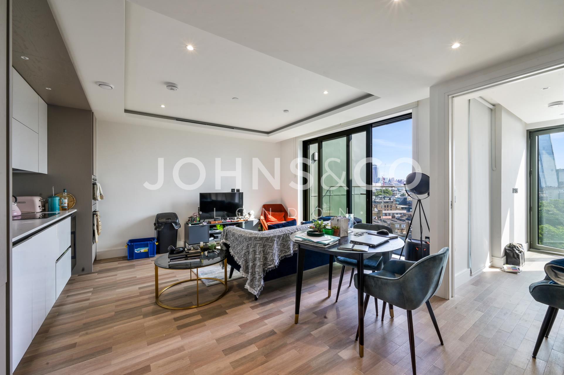 Flat Sawyer Street in Greater London