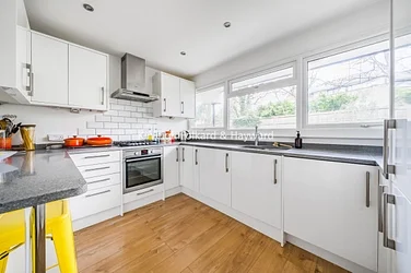 Flat Larkfield Close in Greater London