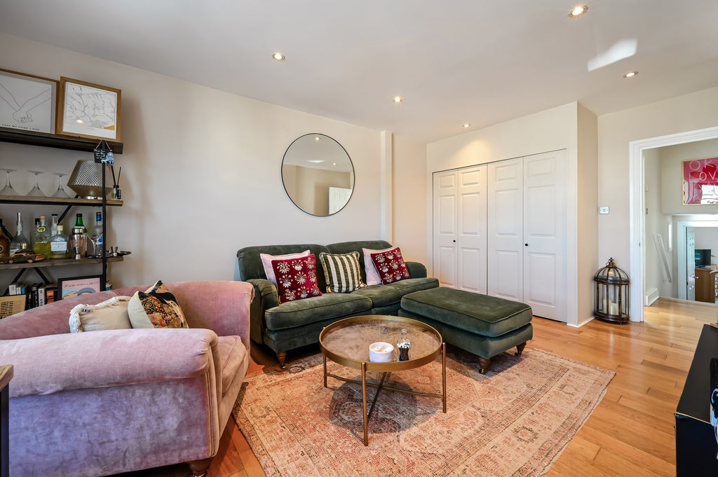 Flat Earlsfield Road in Greater London