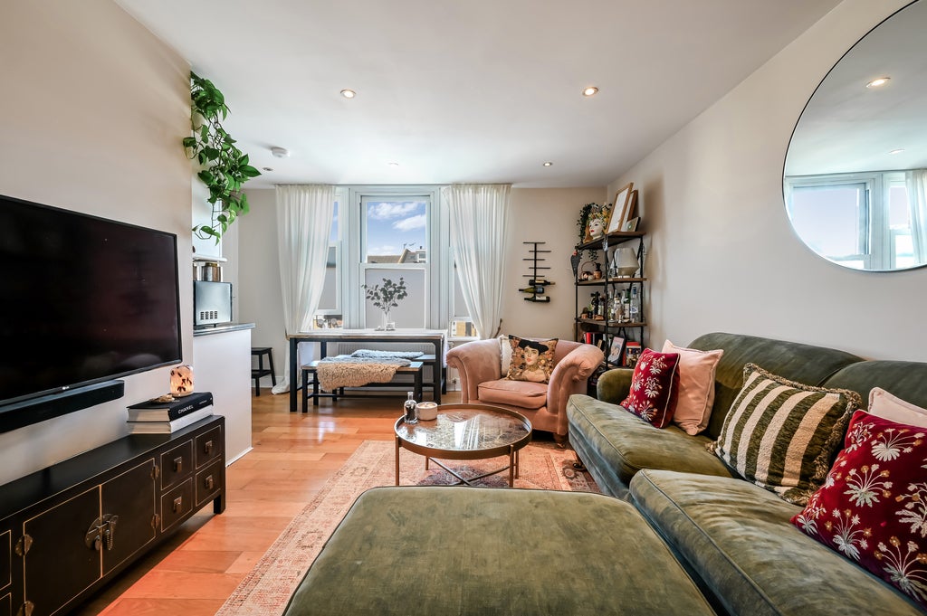 Flat Earlsfield Road in Greater London