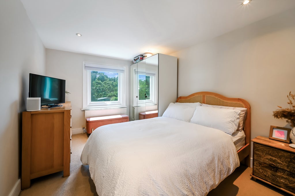 Flat Earlsfield Road in Greater London