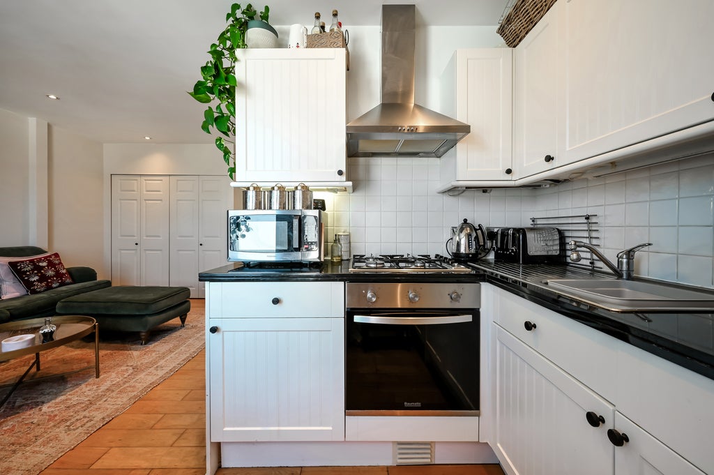 Flat Earlsfield Road in Greater London