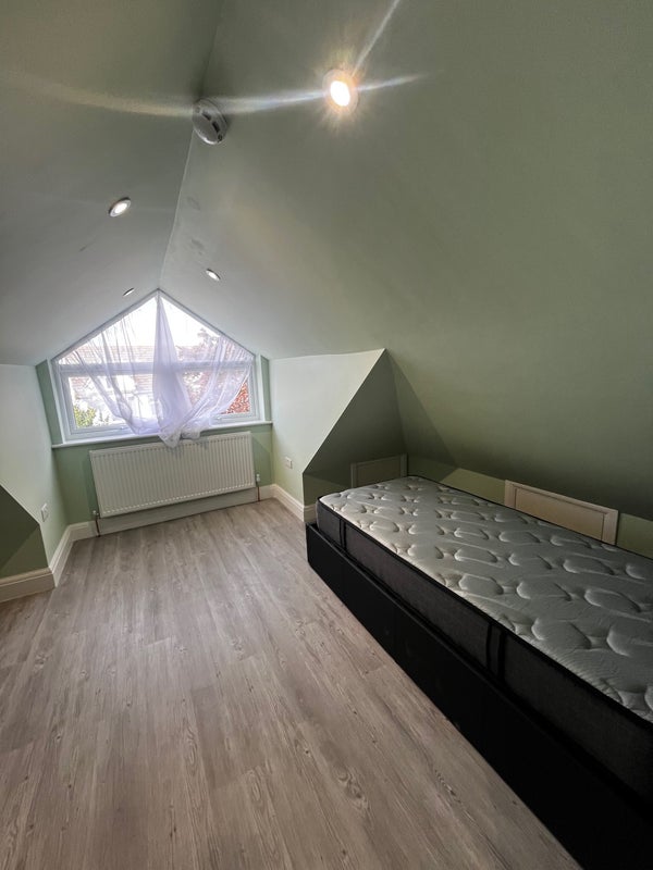 Room Wimborne Road in Poole