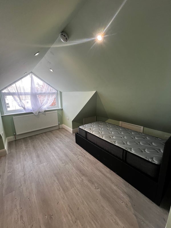 Room Wimborne Road in Poole