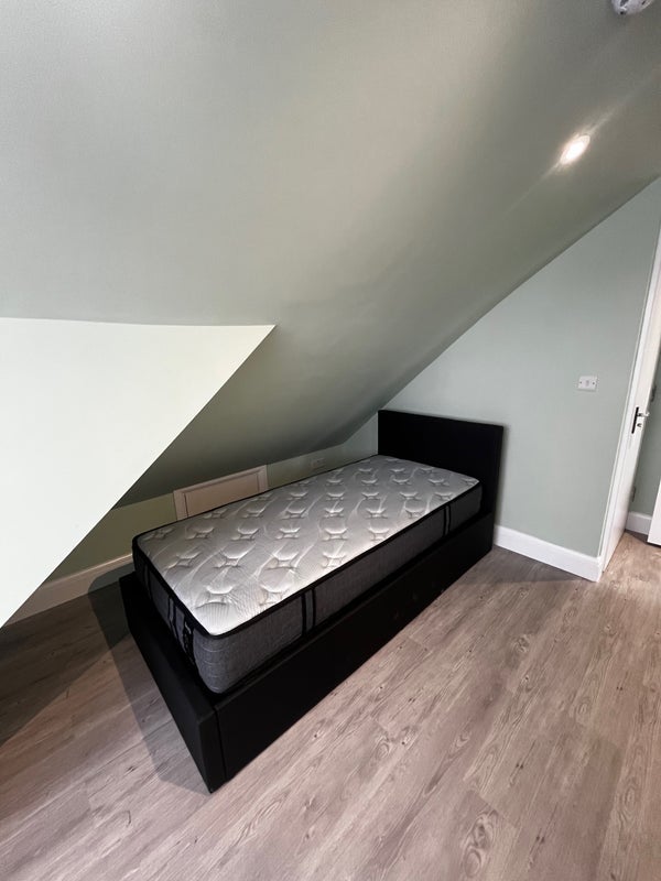 Room Wimborne Road in Poole