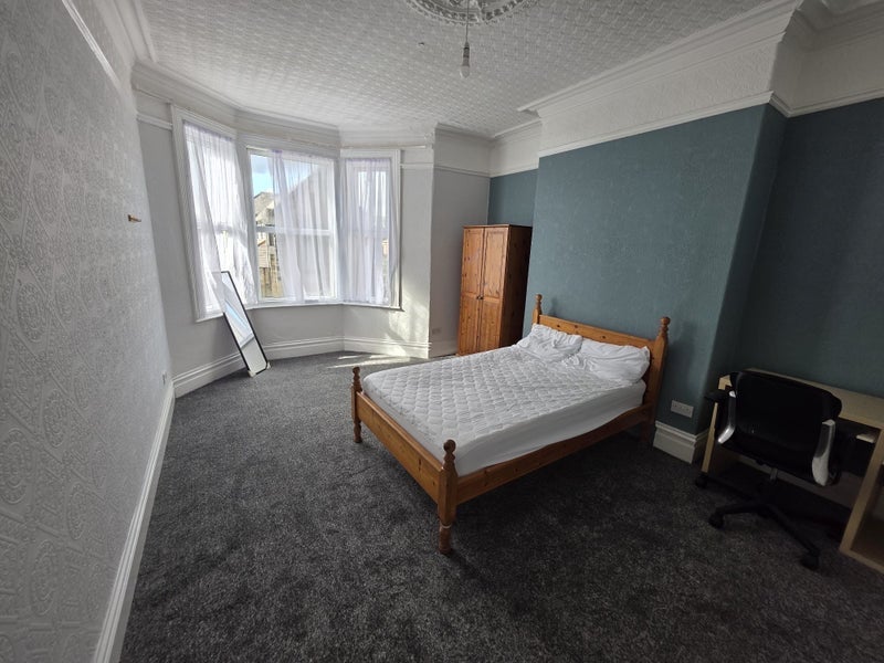 Room Wingrove Road in Newcastle upon Tyne
