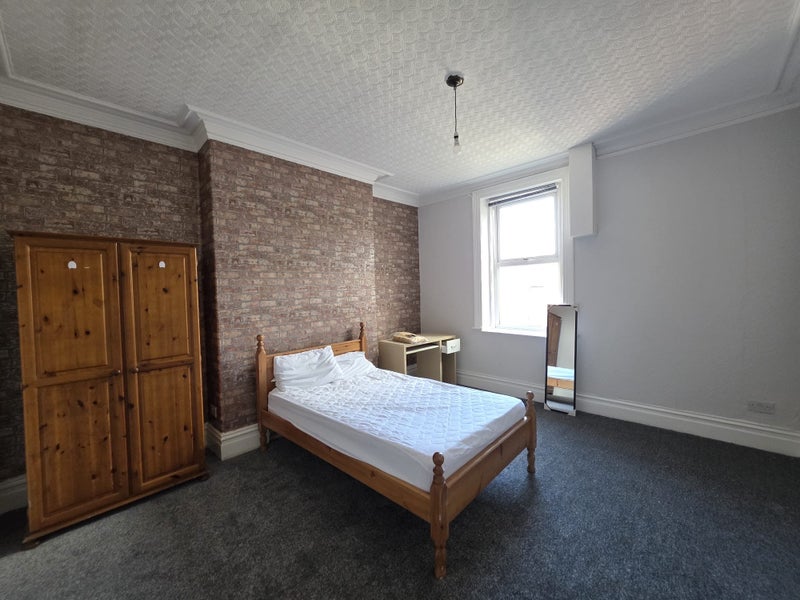 Room Wingrove Road in Newcastle upon Tyne