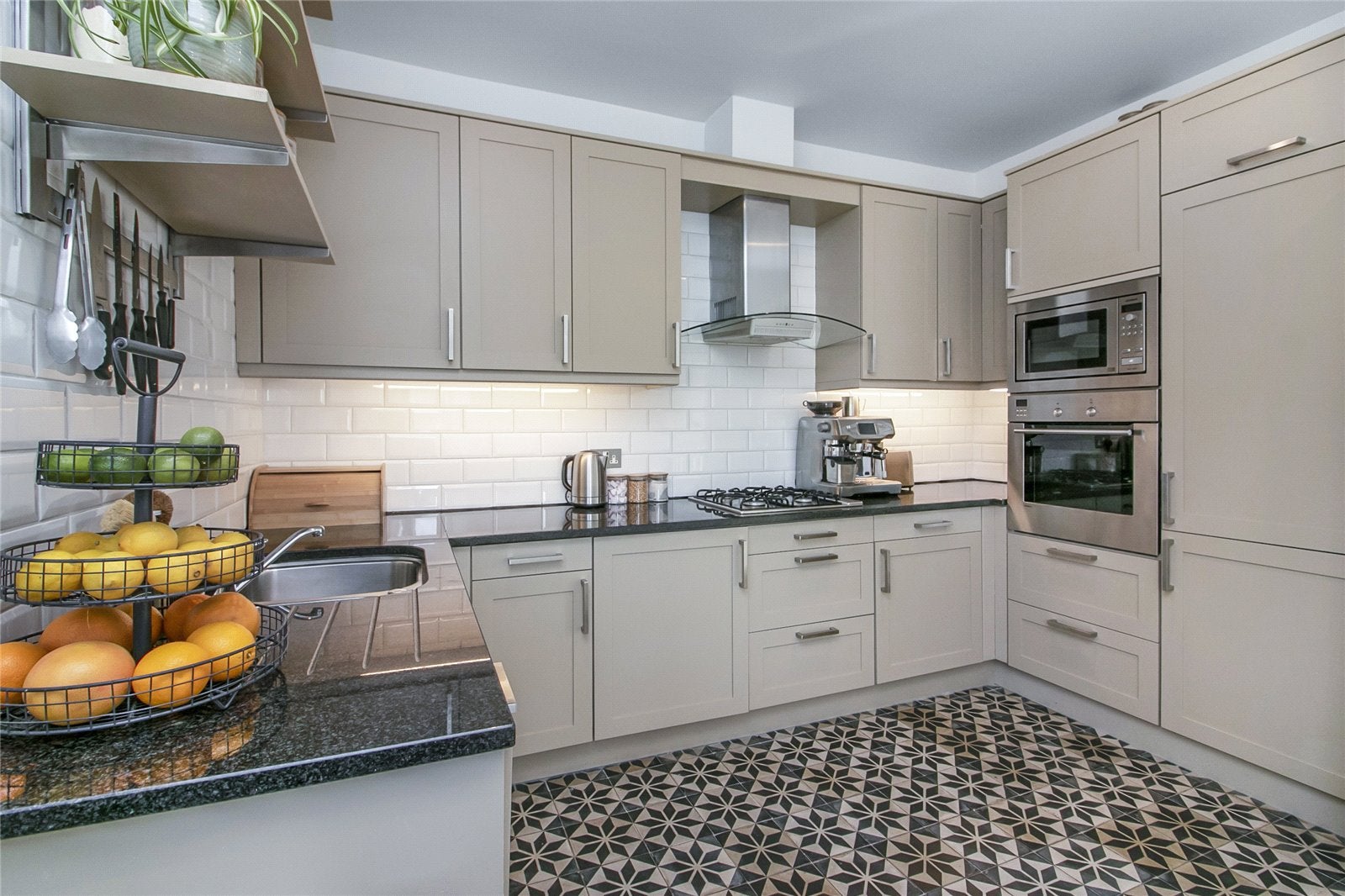Flat Tooley Street in Greater London