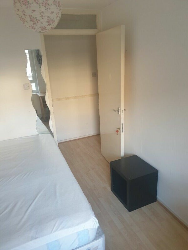 Room Lipton Road in Greater London